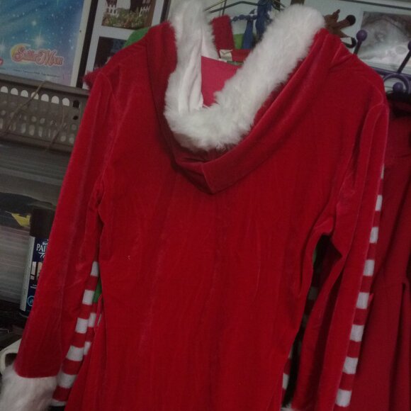 Holiday sweater with faux fur and hood (New) - Picture 2 of 4